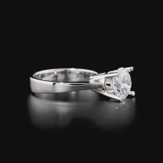 Luxury Round Cut Engagement Ring